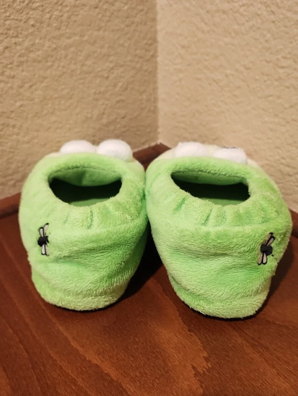 The Children's Place Fuzzy Frog Slippers